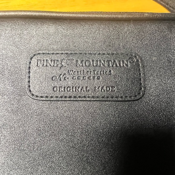 PINE MOUNTAIN Crossbody Organizer Black Weather Resistant - Picture 3 of 7